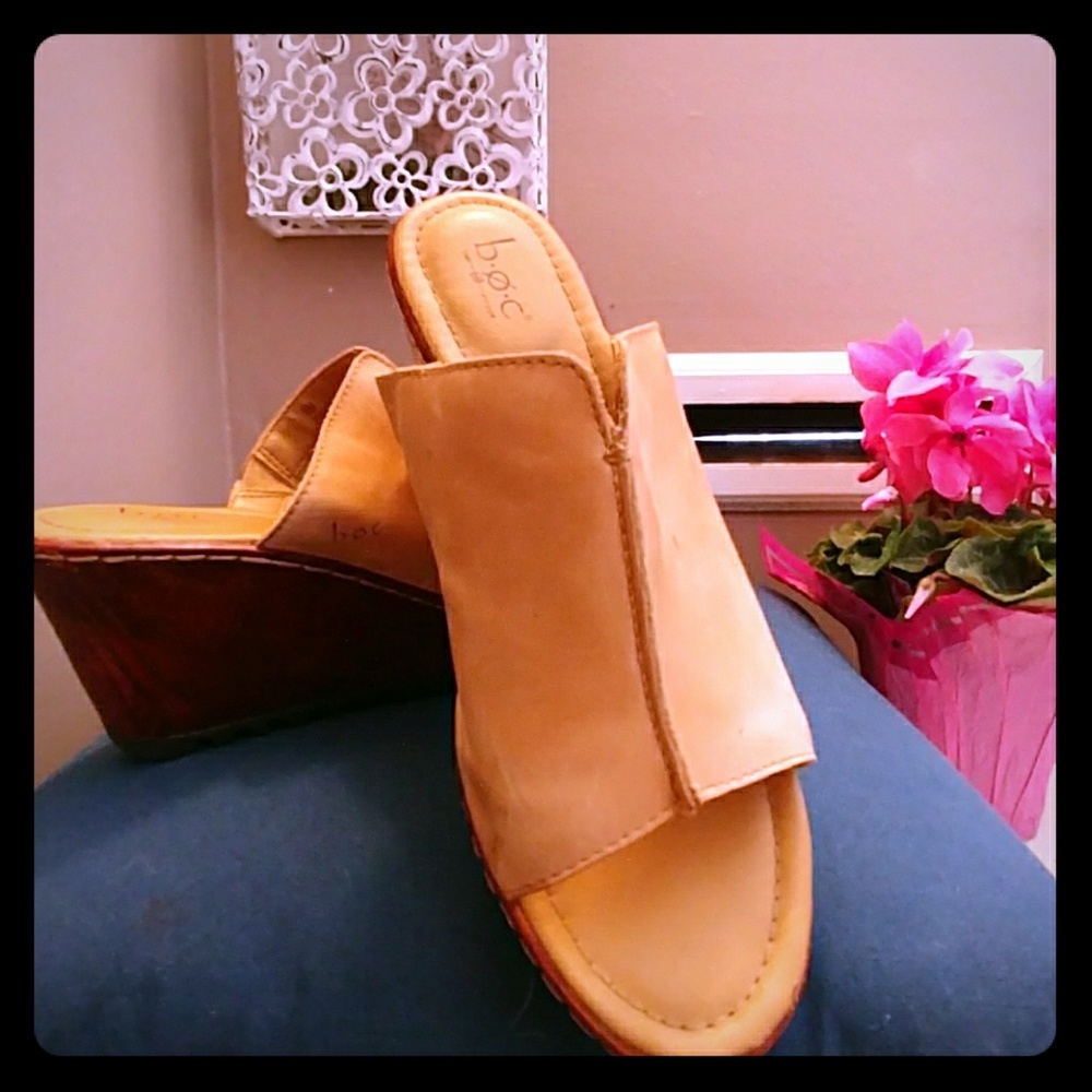 👑B🚫rn leather and wood platform wedge sandals!!
